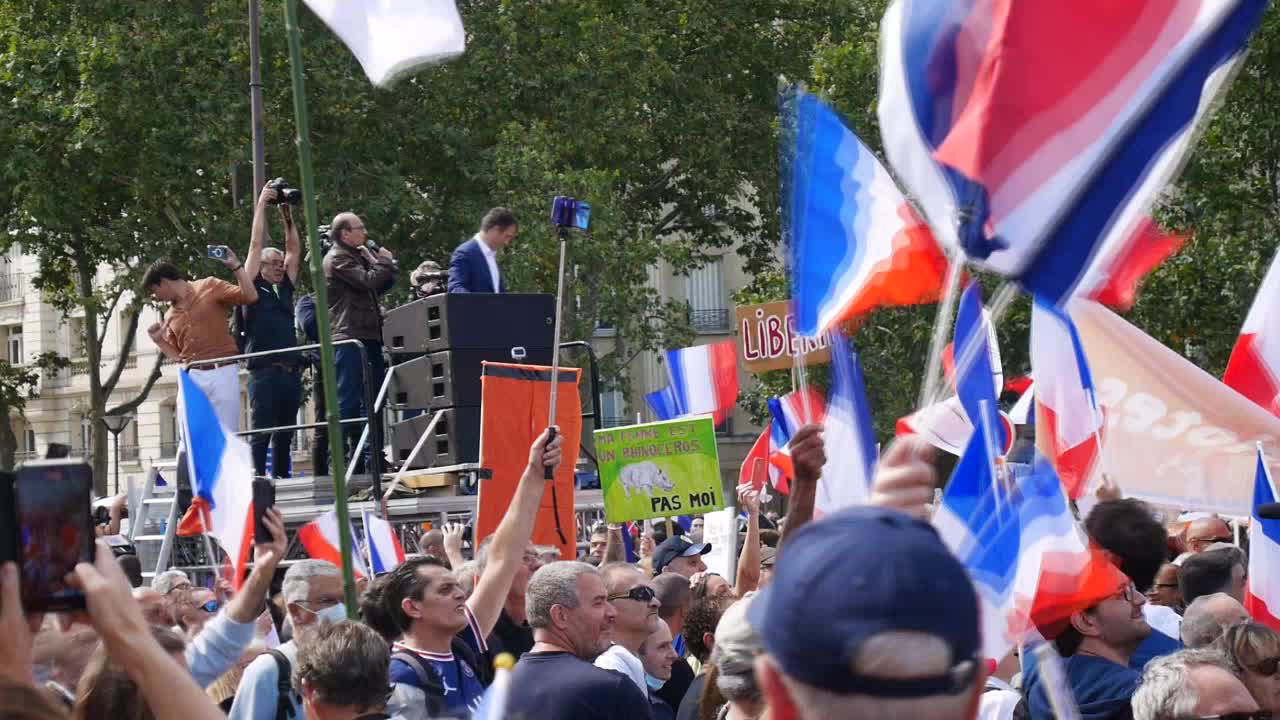 Protest against vaccine passport in Paris (Aug 28, 2021)