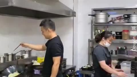 Automatic wok tosser