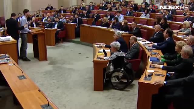 Pernar opet napravio show u saboru pa ga izbacili