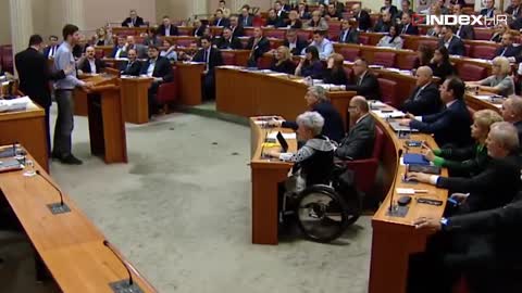 Pernar opet napravio show u saboru pa ga izbacili