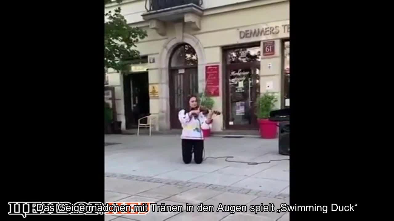 Eine Geigerin mit Tränen in den Augen spielt Plywe kacha im Zentrum von Warschau