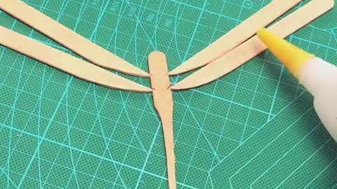 A few pieces of wood can build a small dragonfly