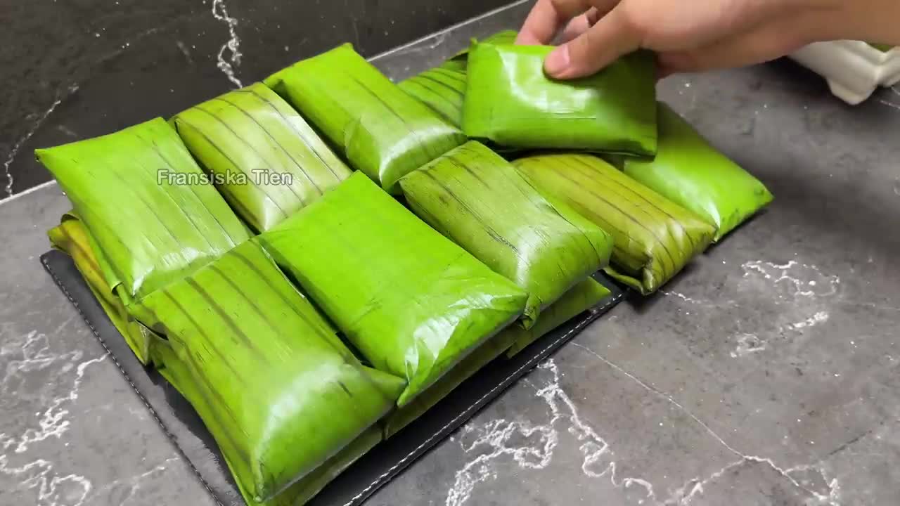 HANYA DI KUKUS LANGSUNG JADI KUE TRADISIONAL PALING ENAK!! RESEP KUE NAGASARI PANDAN ISI PISANG