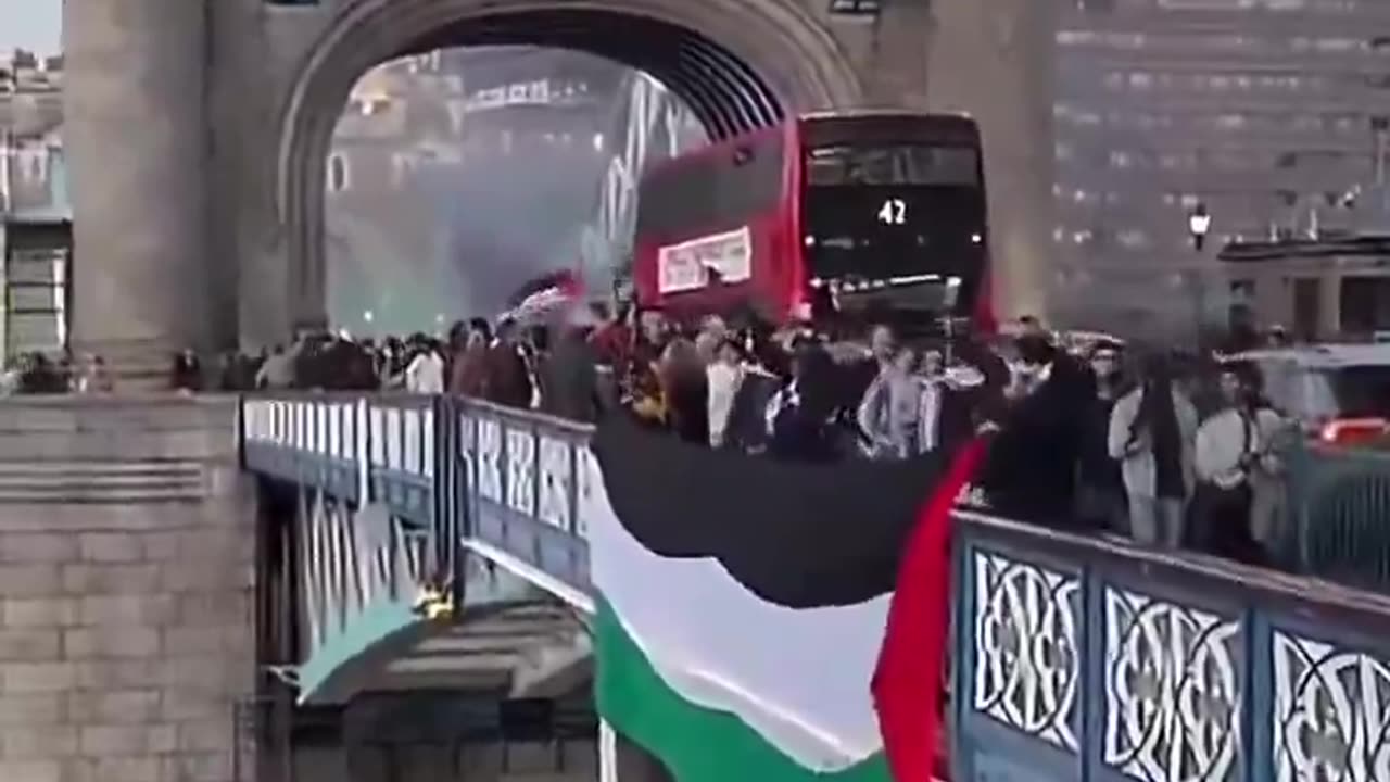 Pro-Hamas fanatics block Tower Bridge on Remembrance Sunday.