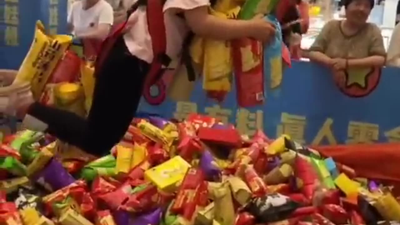 So many snacks #clawmachine #smartkid #shoutoutot