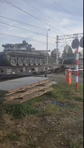 More arms to Ukraine by rail -- totally unhindered as always..!