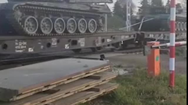 More arms to Ukraine by rail -- totally unhindered as always..!