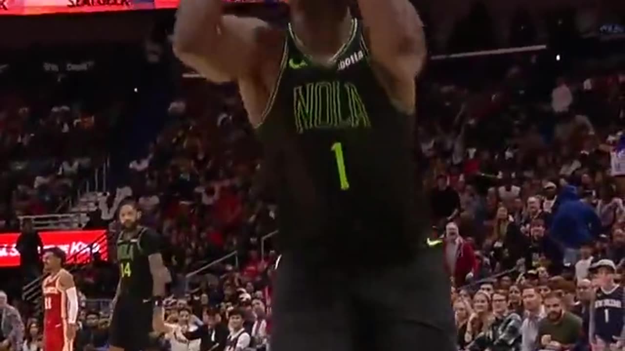 Zion all alone... and he goes WINDMILL 💪