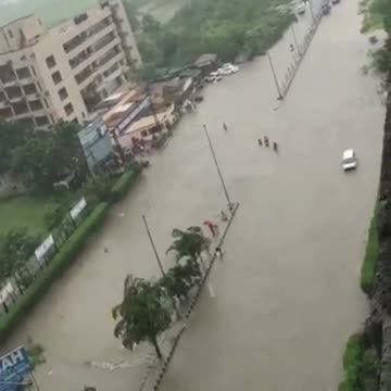 17mm rain halts traffic for hours on the NH-48 near Gurajat in India.