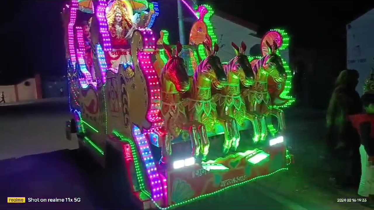 Many people dance in front dj sound raavan dj sound