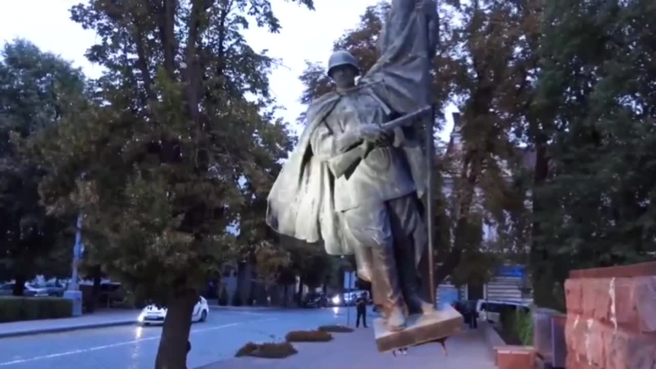 A monument to a Soviet soldier was dismantled in Chernivtsi🤯