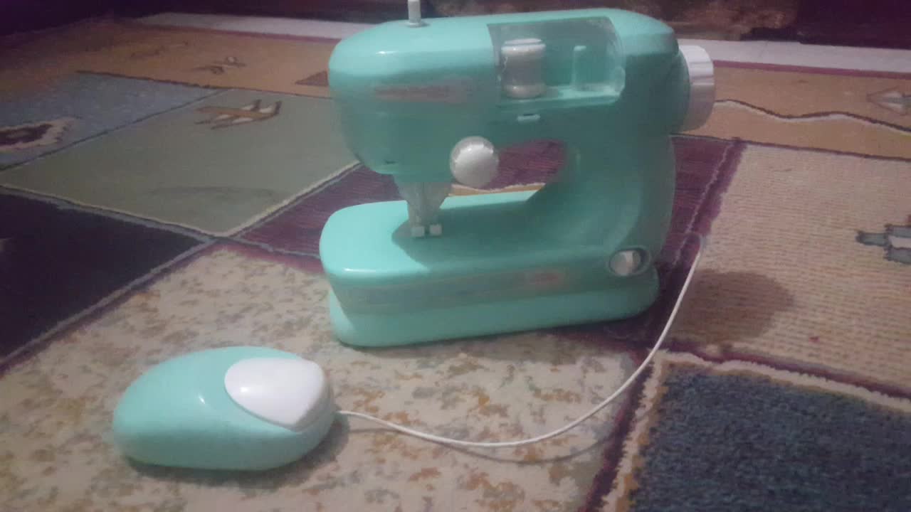 Sewing machine toy