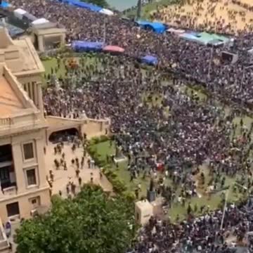 Sri Lanka: protesters take over presidential palace