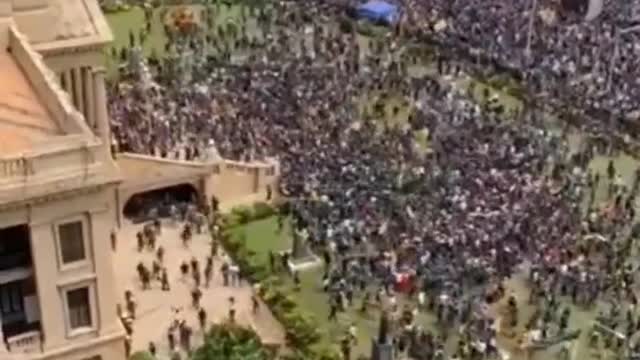 Sri Lanka: protesters take over presidential palace