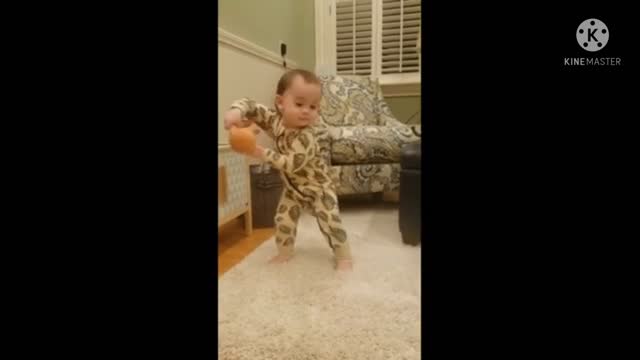 Toddler_preciously_dances_her_heart_out_to_her_favorite_song