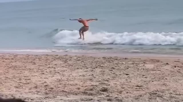 Skimboarding is our new favourite sport 😍🌊🏄‍♂️