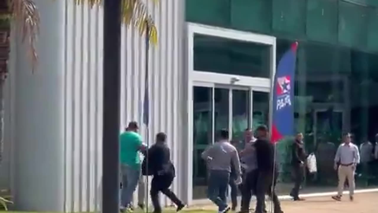 Brigas no encontro de prefeitos. Voltou a moda antiga!