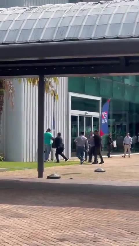 Brigas no encontro de prefeitos. Voltou a moda antiga!