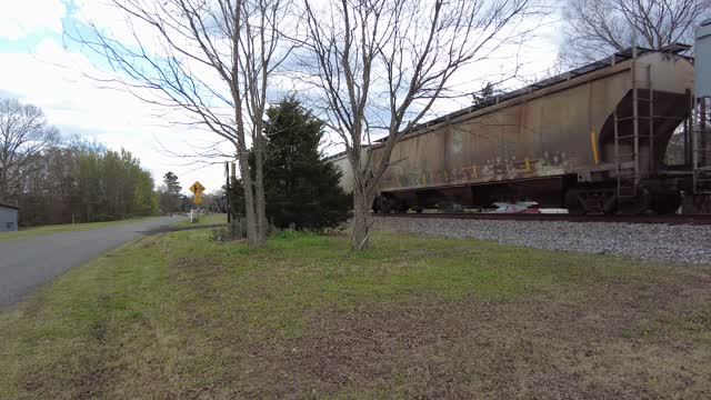 CSX ES40DC 5358 And SD70MAC 4557 Pulling A Train Past Iron Station NC 3-25-22