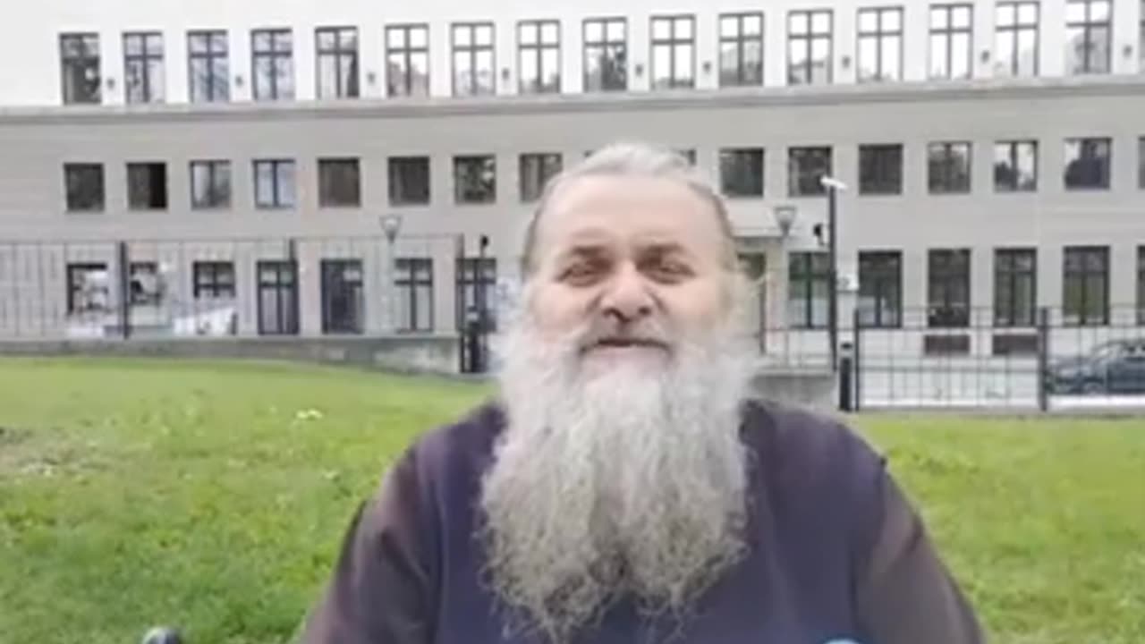 Сви иду у полицију јер немаш мозак имаш плату.Полицајцу је плата смисао живота