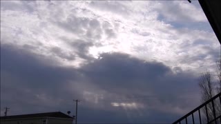 Beautiful Crepuscular Rays From High-Speed Clouds