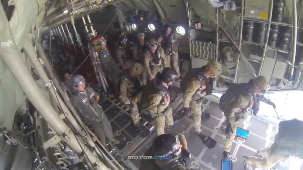 Paratroopers jump from C17 globalmastr