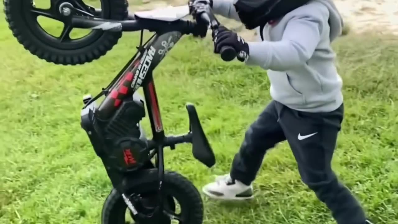 Kid stunt with bike 😱