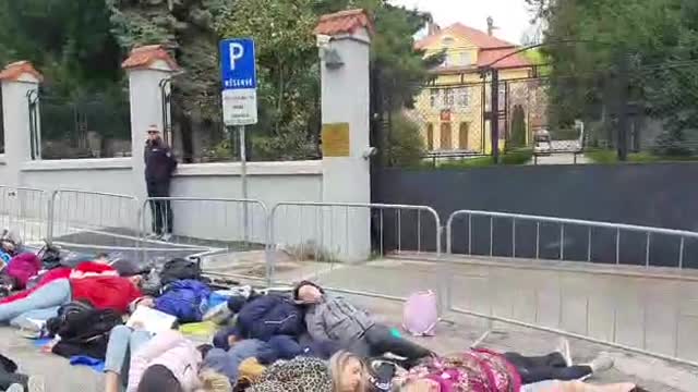 Neuvěřitelné 🤣 8.4.2022...Bratislava...Protest pred ambasádou Ruskej federácie má pripomenúť "masaker v meste Buča
