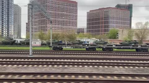 Ruská vojenká technika z přehlídky v Moskvě odchází na frontu na Ukrajinu