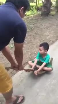 Coconut leaves dragging -Traditional folk games of Vietnamese