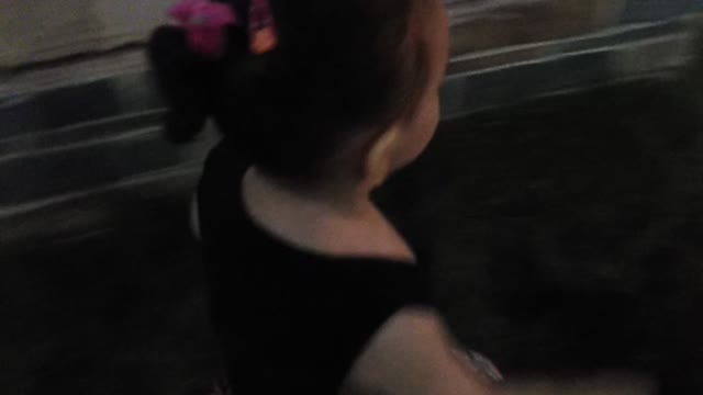 My little doughter attack a cat 🐈