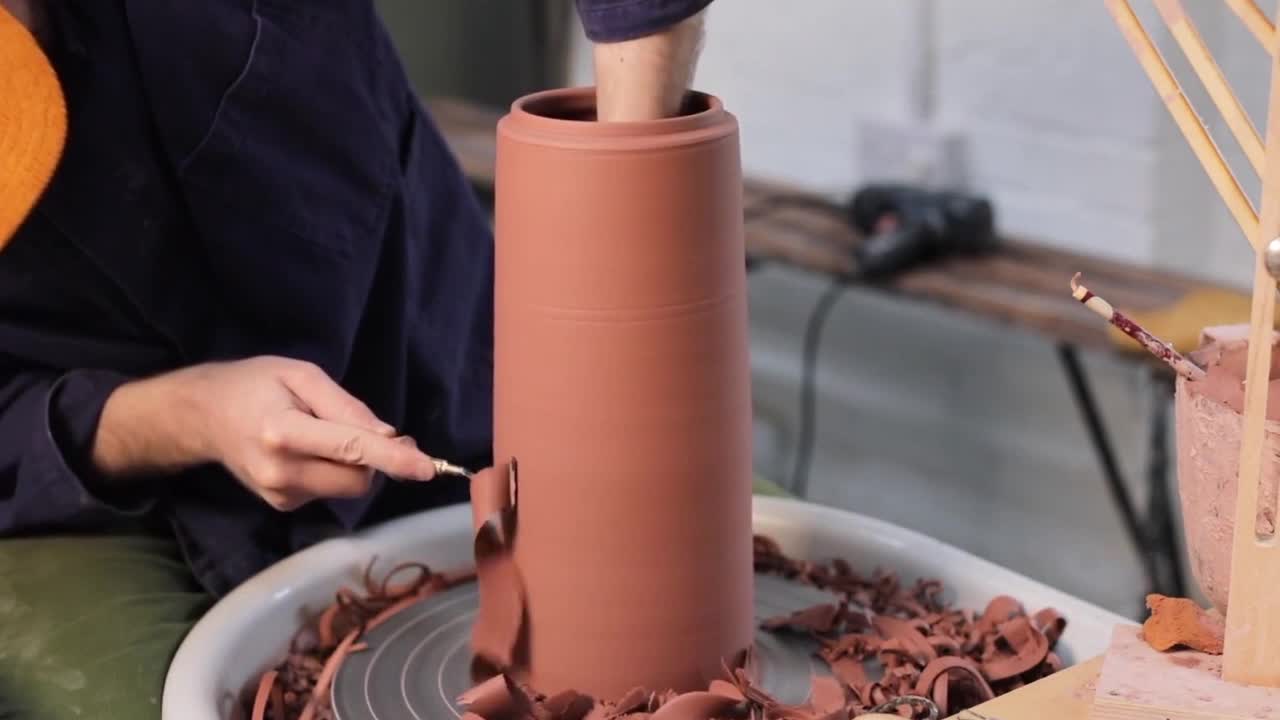 Repeated Adjustment Of The Shape Of Pottery Pots