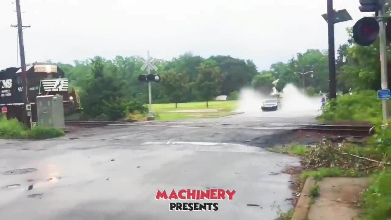 Extreme Dangerous Train Crash