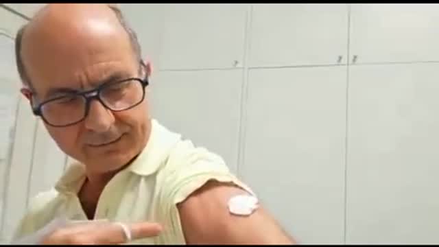 Dottor Massimo Giombi si vaccina in diretta e prova la calamita: Si attacca!