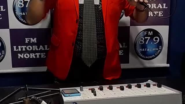 RADIALISTA CURTINDO A MUSICA
