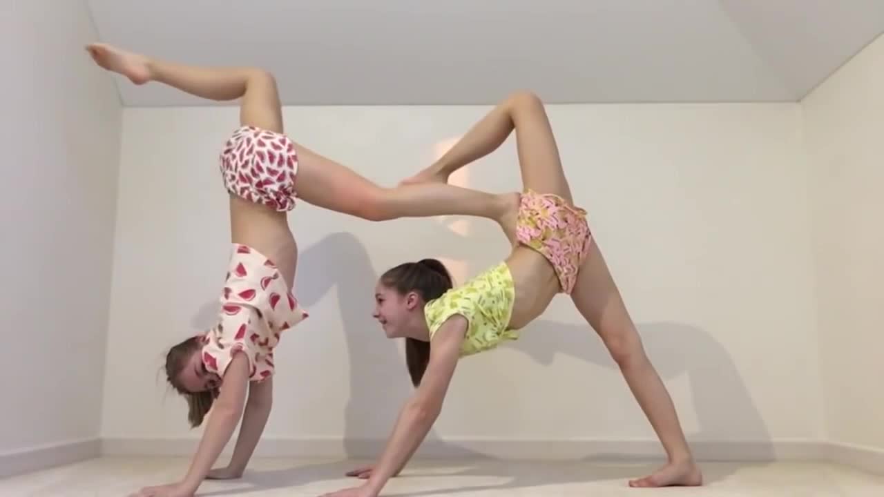 Teen Yoga Challenge | Two FLEXIBLE sisters