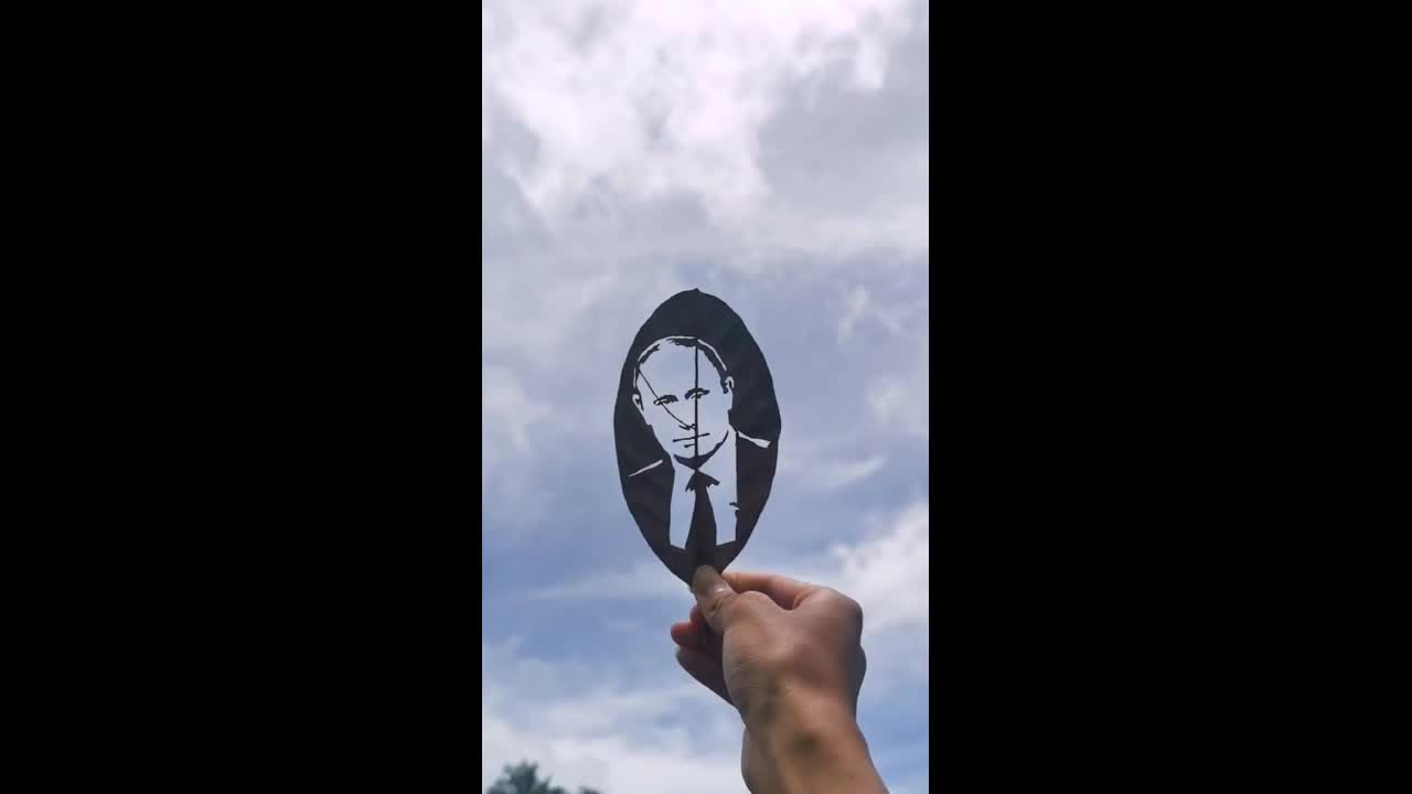 carve a picture of Vladimir Putin on a dry leaf