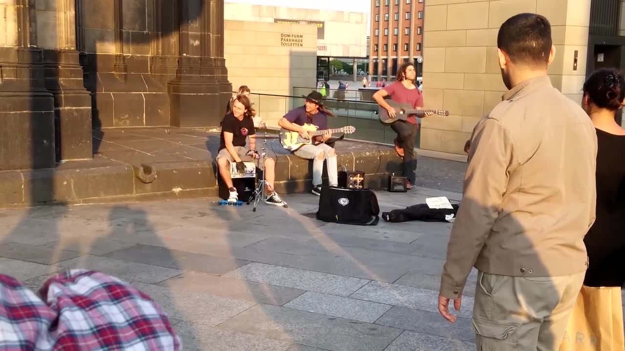 Banda callejera realiza increíble presentación en Colonia, Alemania