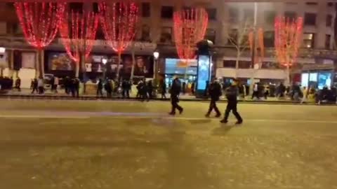🇫🇷💥 PARIS: TENSIONS ON THE CHAMPS-ELYSÉES WHERE NEARLY 100,000 PEOPLE GATHER DESPITE THE COVID BAN