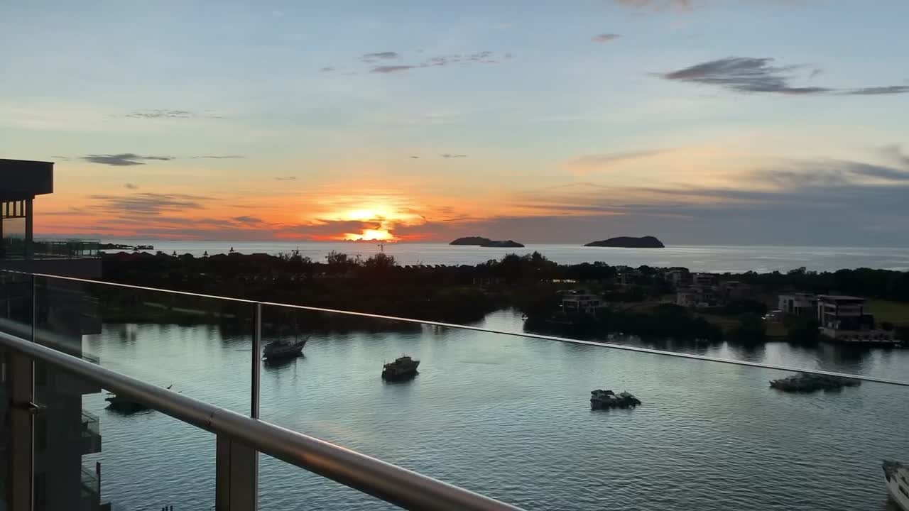 Let's watch the enchanting sunset together!