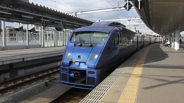 Sonic leaving the station
