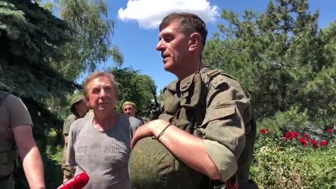 Vlajky LNR a Ruské federace před budovou městské správy v osvobozeném Gorsku