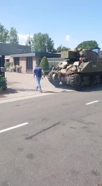 🇳🇱 Dutch farmers have purchased a tank to use to block distribution centres...🫡