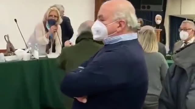 Ordine dei medici 50 protestano contro le sospensioni: VERGOGNA!