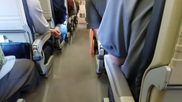 Niebla se expande por la cabina de un avión con pasajeros a bordo