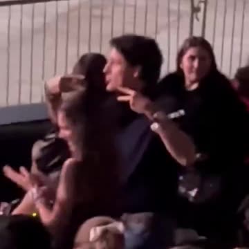 Trudeau dances to Taylor Swift