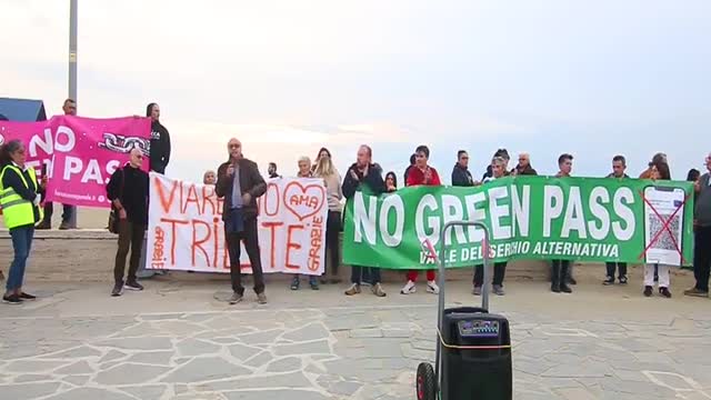 2021-10-30/10-11 - Corteo No Green Pass a Viareggio. Intervento di Leonardo Mazzei