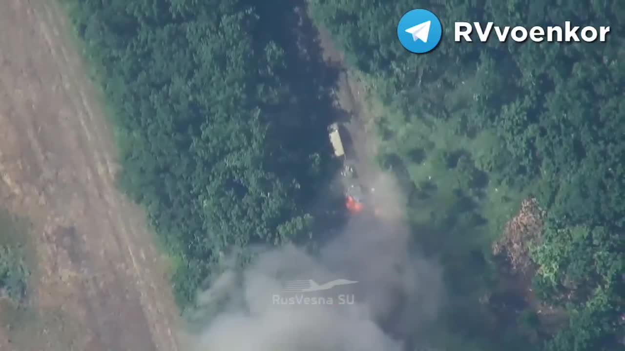 Ukraine War - Russian artillery methodically and competently destroys the column