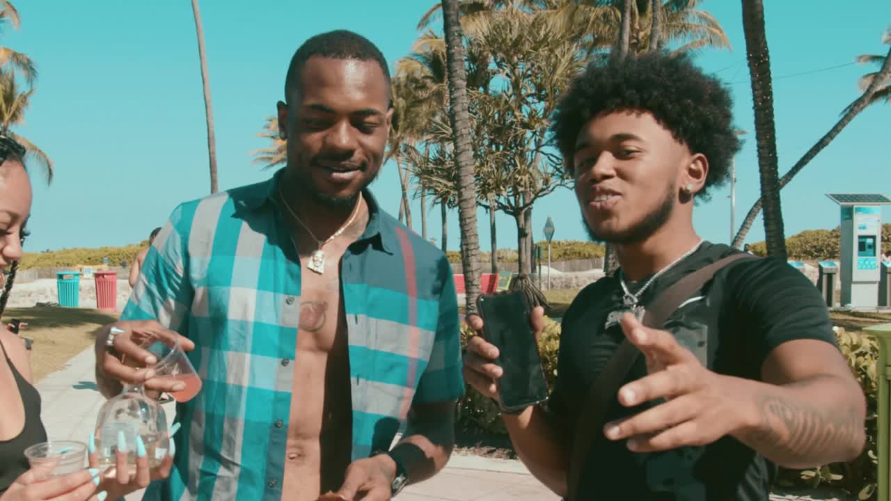 TRUTH OR DRINK AT THE BEACH! | Spring Break Edition