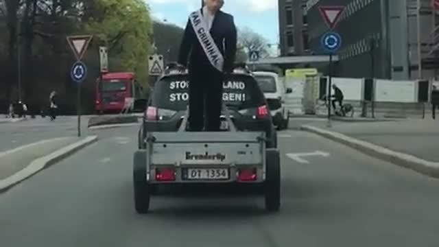 Ukrainian community in Norway created a stuffed dummy of Putin and drives it around